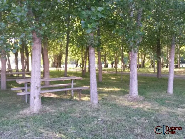 Vista del río Laja con turistas en balsas inflables