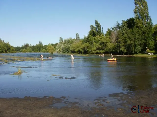 Madre e hijo jugando en las aguas del río Laja